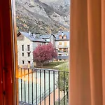 Appartement En El Centro De Con Piscina Benasque