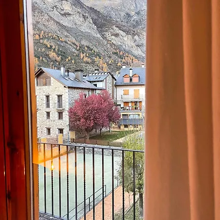Appartement En El Centro De Con Piscina Benasque